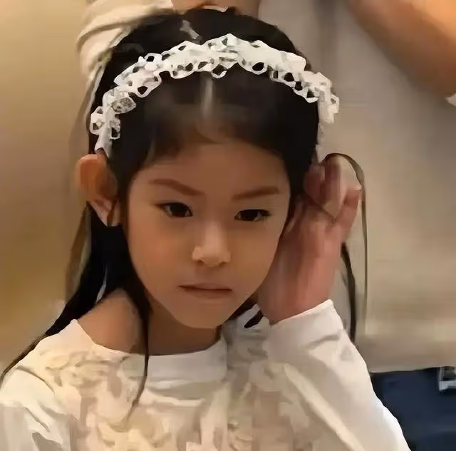 霍建華林心如夫婦看女兒演出!甜蜜無比,旁觀人群無人識