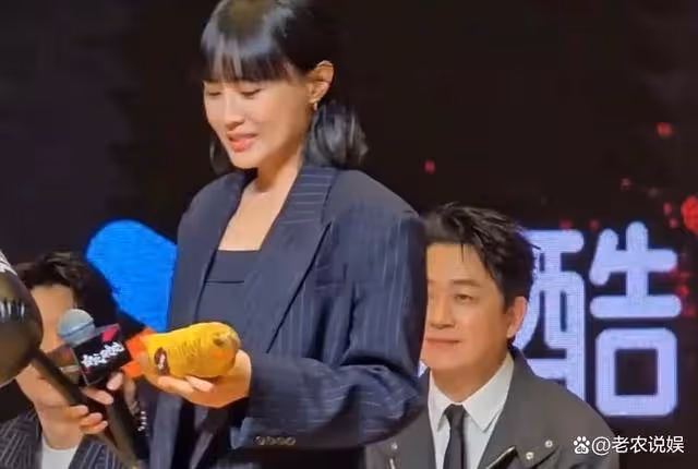 潘粵明和尹姝貽小兩口同台,潘粵明眼神絕了,嘴角真是不停地憋笑