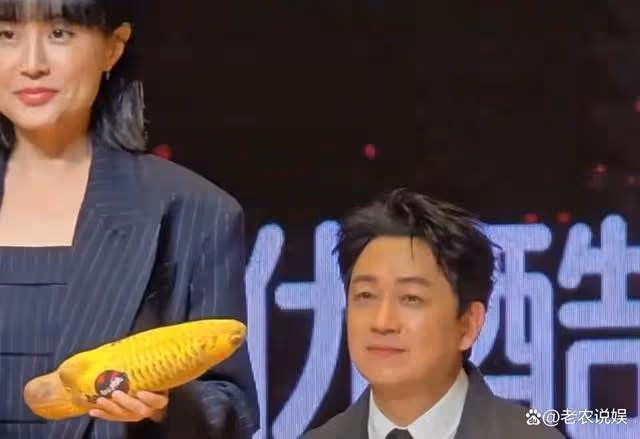 潘粵明和尹姝貽小兩口同台,潘粵明眼神絕了,嘴角真是不停地憋笑