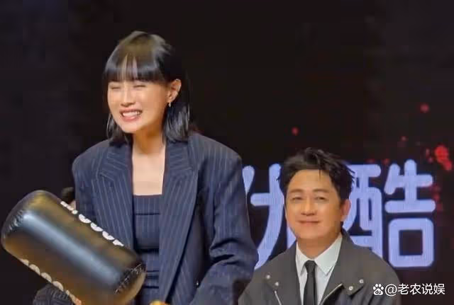潘粵明和尹姝貽小兩口同台,潘粵明眼神絕了,嘴角真是不停地憋笑