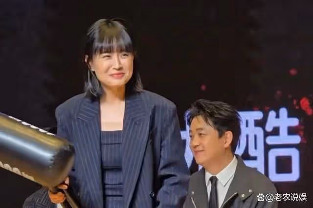 潘粵明和尹姝貽小兩口同台,潘粵明眼神絕了,嘴角真是不停地憋笑