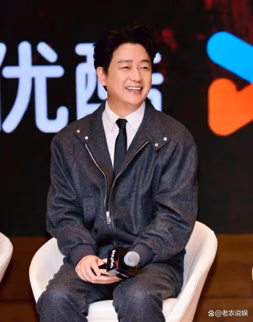 潘粵明和尹姝貽小兩口同台,潘粵明眼神絕了,嘴角真是不停地憋笑