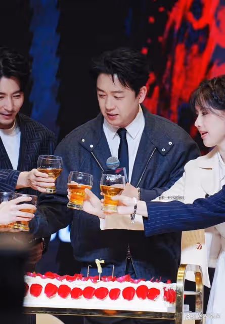 潘粵明和尹姝貽小兩口同台,潘粵明眼神絕了,嘴角真是不停地憋笑