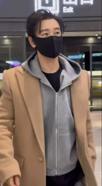 網友機場偶遇黃曉明,穿長款風衣十分帥氣,新電影遇冷讓人意外