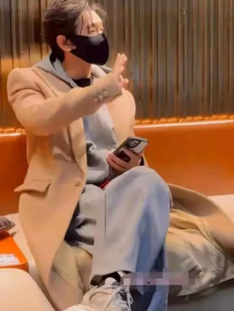 網友機場偶遇黃曉明,穿長款風衣十分帥氣,新電影遇冷讓人意外
