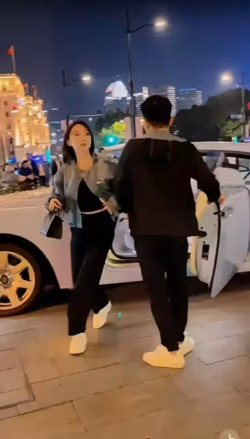 網友機場偶遇黃曉明,穿長款風衣十分帥氣,新電影遇冷讓人意外
