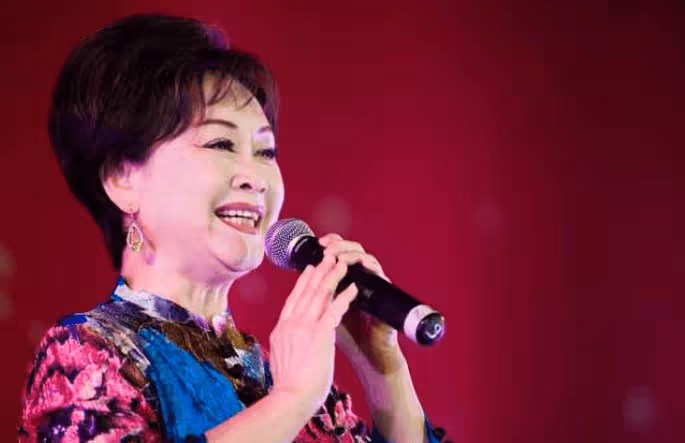 李谷一80歲生日照曝光,丈夫去世後相貌有變化,但身體還算硬朗