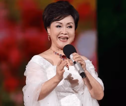 李谷一80歲生日照曝光，丈夫去世後相貌有變化，但身體還算硬朗
