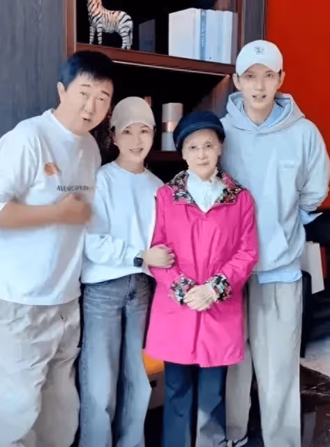 李谷一80歲生日照曝光，丈夫去世後相貌有變化，但身體還算硬朗