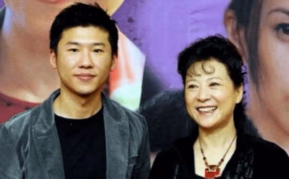王馥荔老公追悼會現場曝光,兒子王驍公開死因,王驍妻女首亮相!