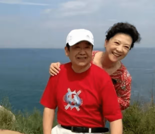 王馥荔老公追悼會現場曝光,兒子王驍公開死因,王驍妻女首亮相!