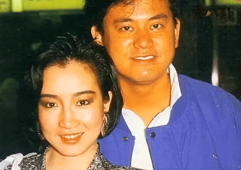 一見鍾情,相戀1年後結婚,相守45年,她無法生育,他毫不介意