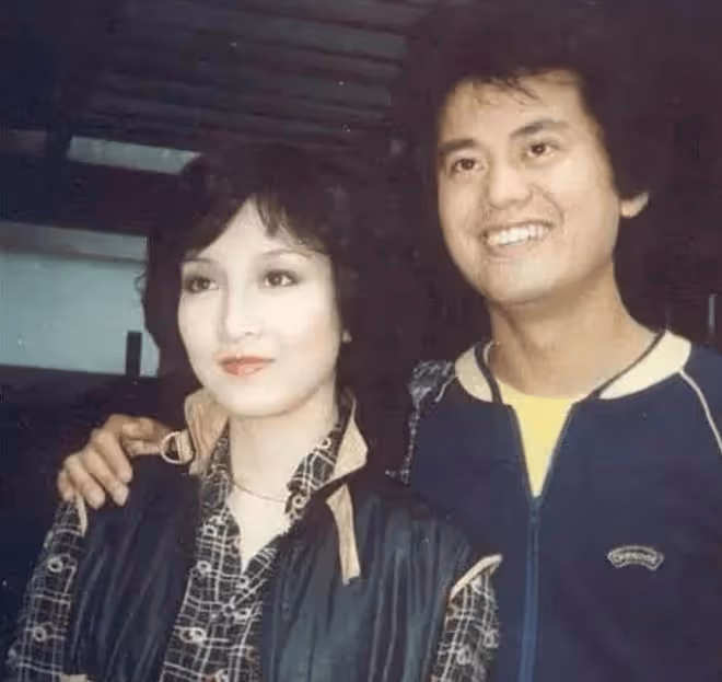 一見鍾情,相戀1年後結婚,相守45年,她無法生育,他毫不介意