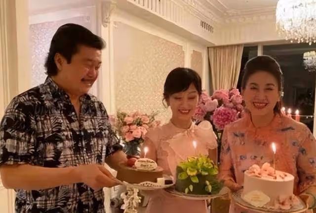 趙雅芝71歲生日宴,富豪老公甜蜜送花,現場大咖如雲陣仗大
