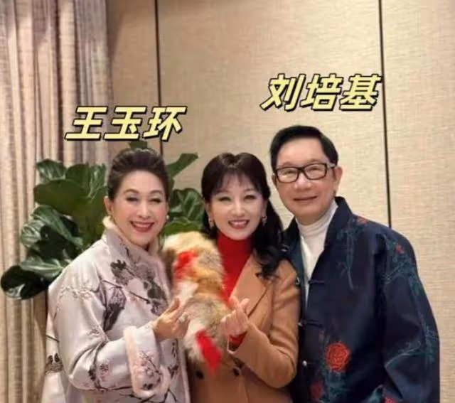 趙雅芝71歲生日宴,富豪老公甜蜜送花,現場大咖如雲陣仗大