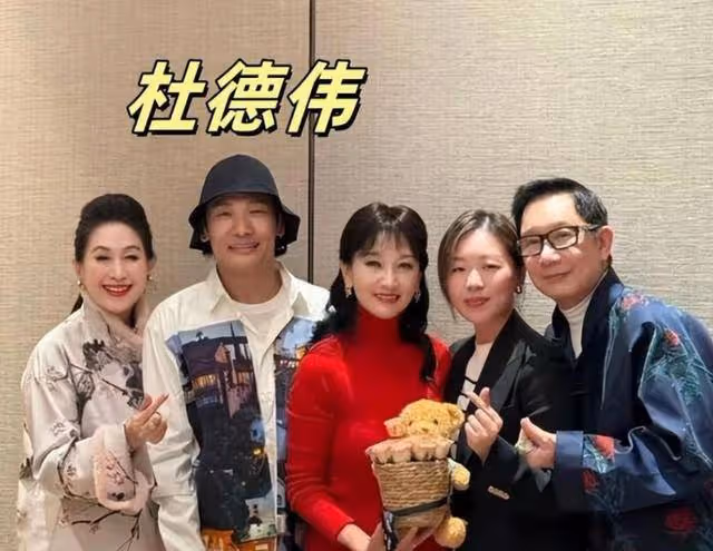 趙雅芝71歲生日宴,富豪老公甜蜜送花,現場大咖如雲陣仗大