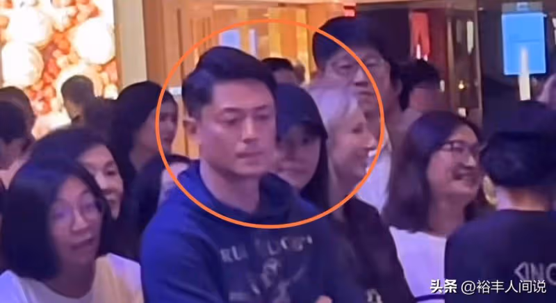 霍建華林心如夫婦看女兒演出!甜蜜比心神情緊張,旁觀人群無人識