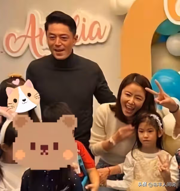 霍建華林心如夫婦看女兒演出!甜蜜比心神情緊張,旁觀人群無人識