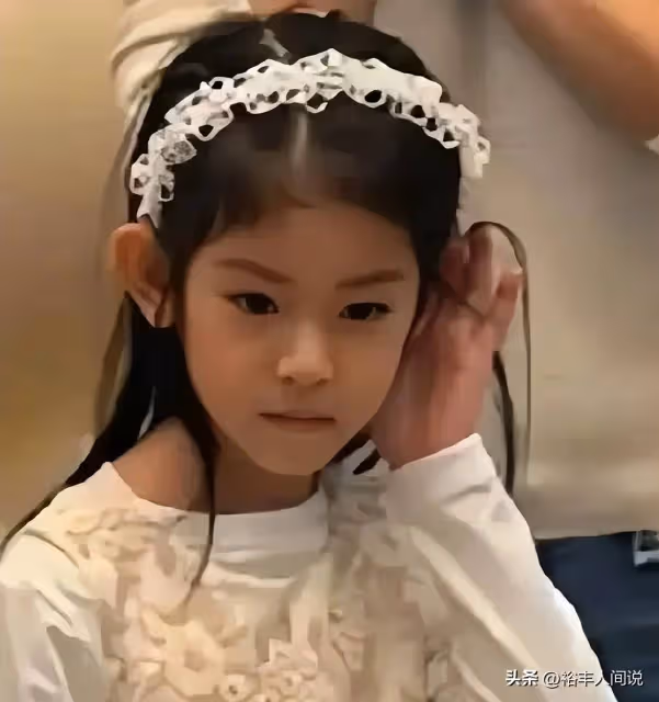 霍建華林心如夫婦看女兒演出!甜蜜比心神情緊張,旁觀人群無人識