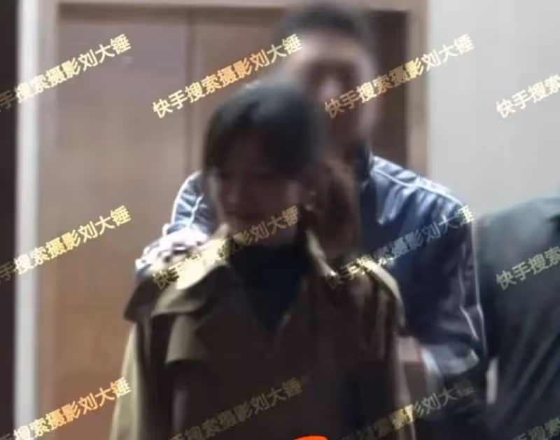 太甜了!46歲薛佳凝疑新戀情曝光,擁抱親耳朵,與胡歌分手15年