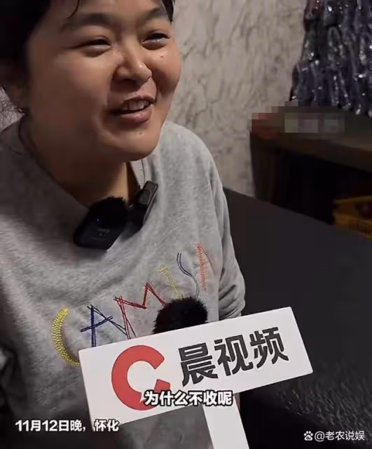 一夜之間人走茶涼,曉華理髮店門前小攤都空了,門口志願者也撤了