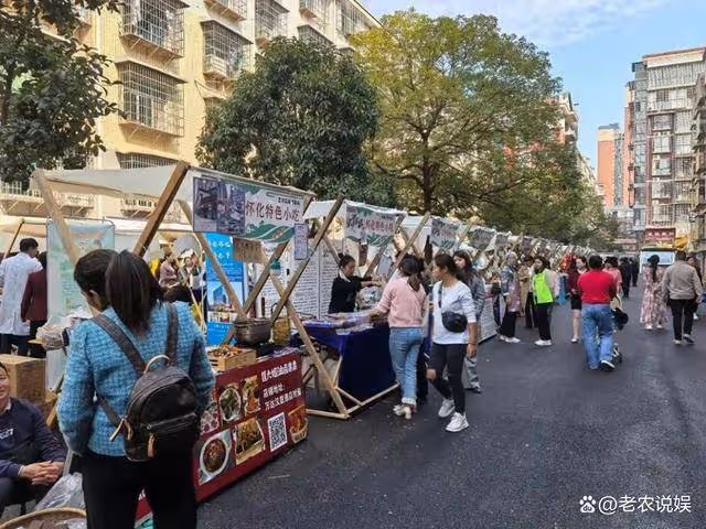 一夜之間人走茶涼,曉華理髮店門前小攤都空了,門口志願者也撤了