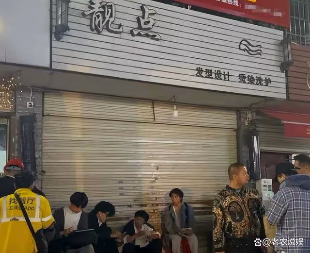 一夜之間人走茶涼,曉華理髮店門前小攤都空了,門口志願者也撤了