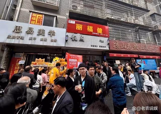 一夜之間人走茶涼,曉華理髮店門前小攤都空了,門口志願者也撤了