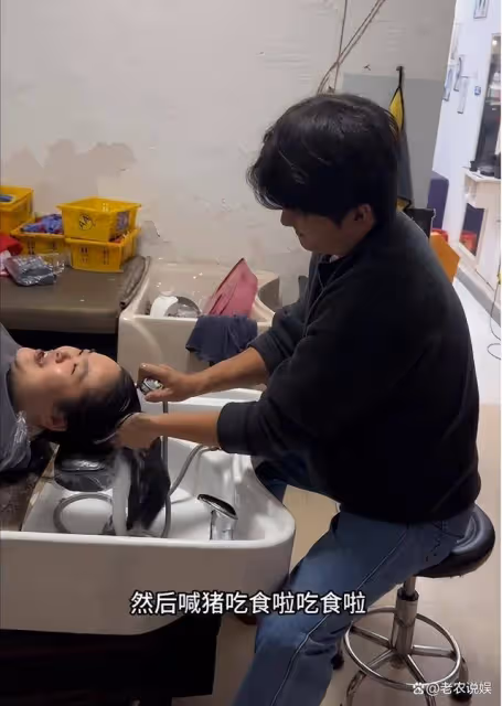 一夜之間人走茶涼,曉華理髮店門前小攤都空了,門口志願者也撤了