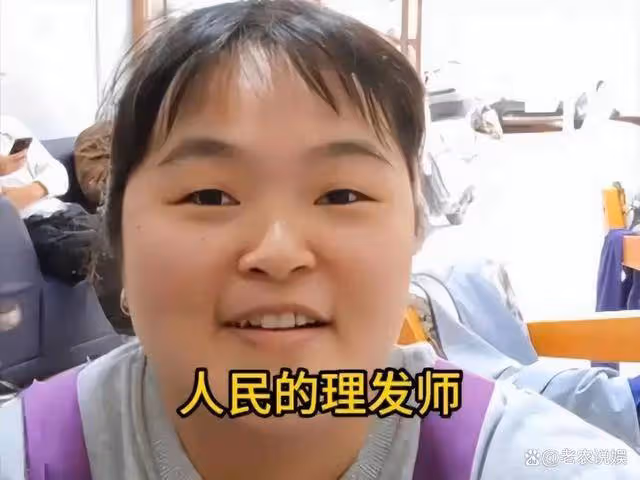 一夜之間人走茶涼,曉華理髮店門前小攤都空了,門口志願者也撤了