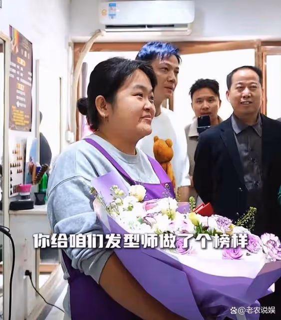 一夜之間人走茶涼,曉華理髮店門前小攤都空了,門口志願者也撤了