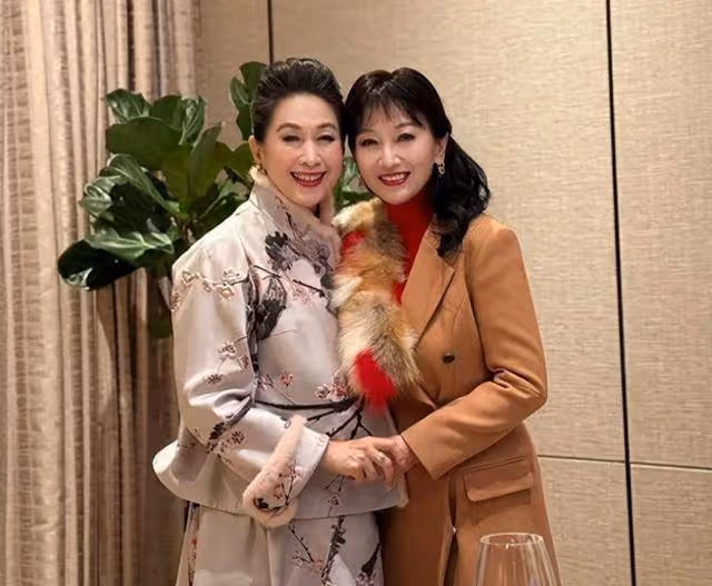 趙雅芝71歲生辰,香港富豪雲集賀壽,黃錦燊獻花,魚子醬蛋糕相伴