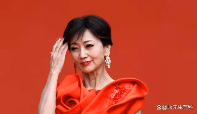 趙雅芝71歲生辰,香港富豪雲集賀壽,黃錦燊獻花,魚子醬蛋糕相伴