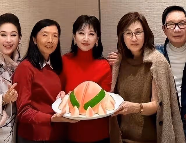 趙雅芝71歲生辰,香港富豪雲集賀壽,黃錦燊獻花,魚子醬蛋糕相伴