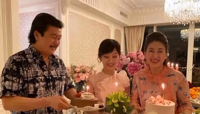 趙雅芝71歲生辰,香港富豪雲集賀壽,黃錦燊獻花,魚子醬蛋糕相伴