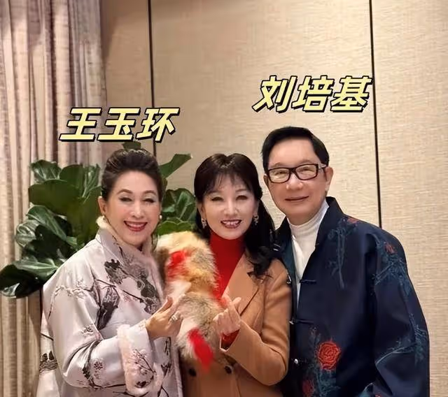 趙雅芝71歲生辰,香港富豪雲集賀壽,黃錦燊獻花,魚子醬蛋糕相伴