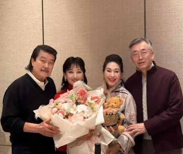 趙雅芝71歲生辰,香港富豪雲集賀壽,黃錦燊獻花,魚子醬蛋糕相伴