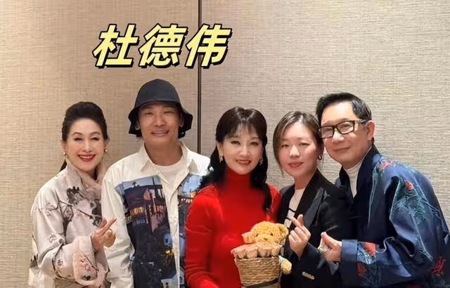 趙雅芝71歲生辰,香港富豪雲集賀壽,黃錦燊獻花,魚子醬蛋糕相伴