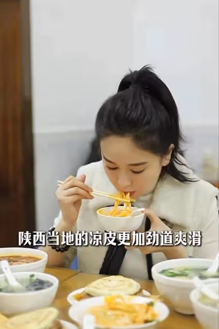 47歲左小青現身西安品嘗美食，大口享受毫無身材焦慮，本人好美