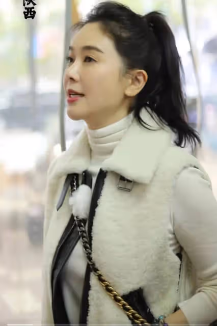 47歲左小青現身西安品嘗美食，大口享受毫無身材焦慮，本人好美