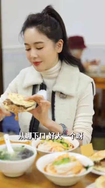 47歲左小青現身西安品嘗美食，大口享受毫無身材焦慮，本人好美