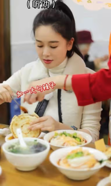 47歲左小青現身西安品嘗美食，大口享受毫無身材焦慮，本人好美