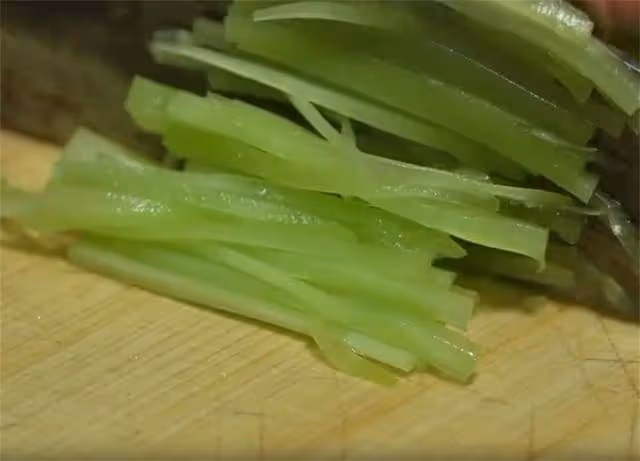 涼拌萵筍要不要焯水,很多人都錯了,難怪不好吃,萵筍鮮脆有訣竅
