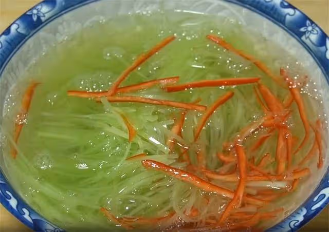 涼拌萵筍要不要焯水,很多人都錯了,難怪不好吃,萵筍鮮脆有訣竅