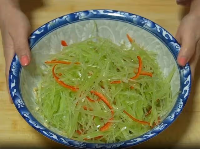 涼拌萵筍要不要焯水,很多人都錯了,難怪不好吃,萵筍鮮脆有訣竅