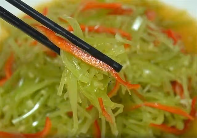 涼拌萵筍要不要焯水,很多人都錯了,難怪不好吃,萵筍鮮脆有訣竅