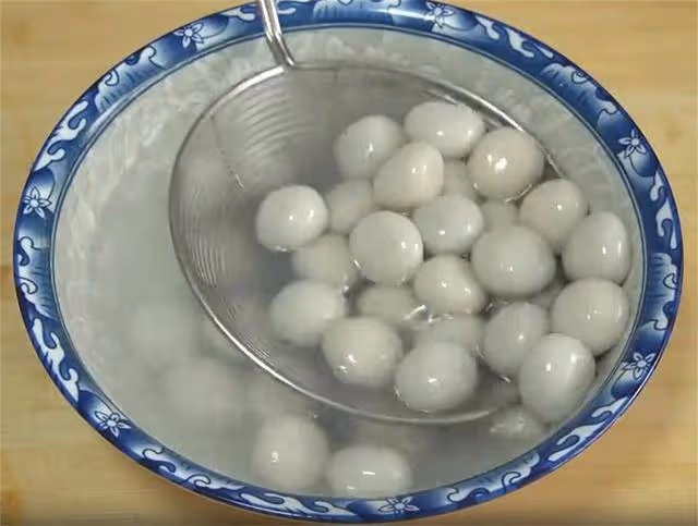 湯圓煮完不要直接吃,裹上麵包糠,不用油炸,外脆里糯真解饞