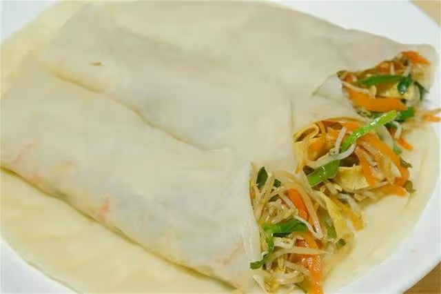這樣做餅張張薄如紙,卷上愛吃的菜,一次做15張,一頓5張不夠吃