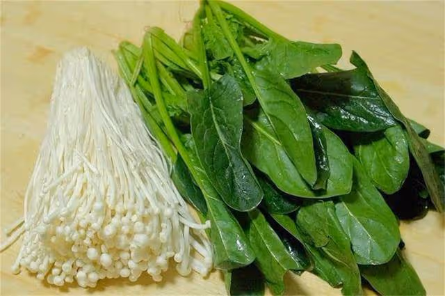 菠菜這樣做太好吃了,加一把金針菇,不炒也不燉,開胃下飯解油膩