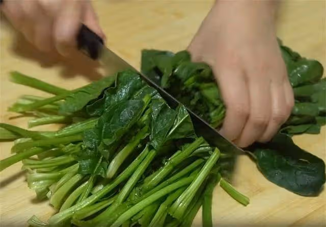 菠菜這樣做太好吃了,加一把金針菇,不炒也不燉,開胃下飯解油膩